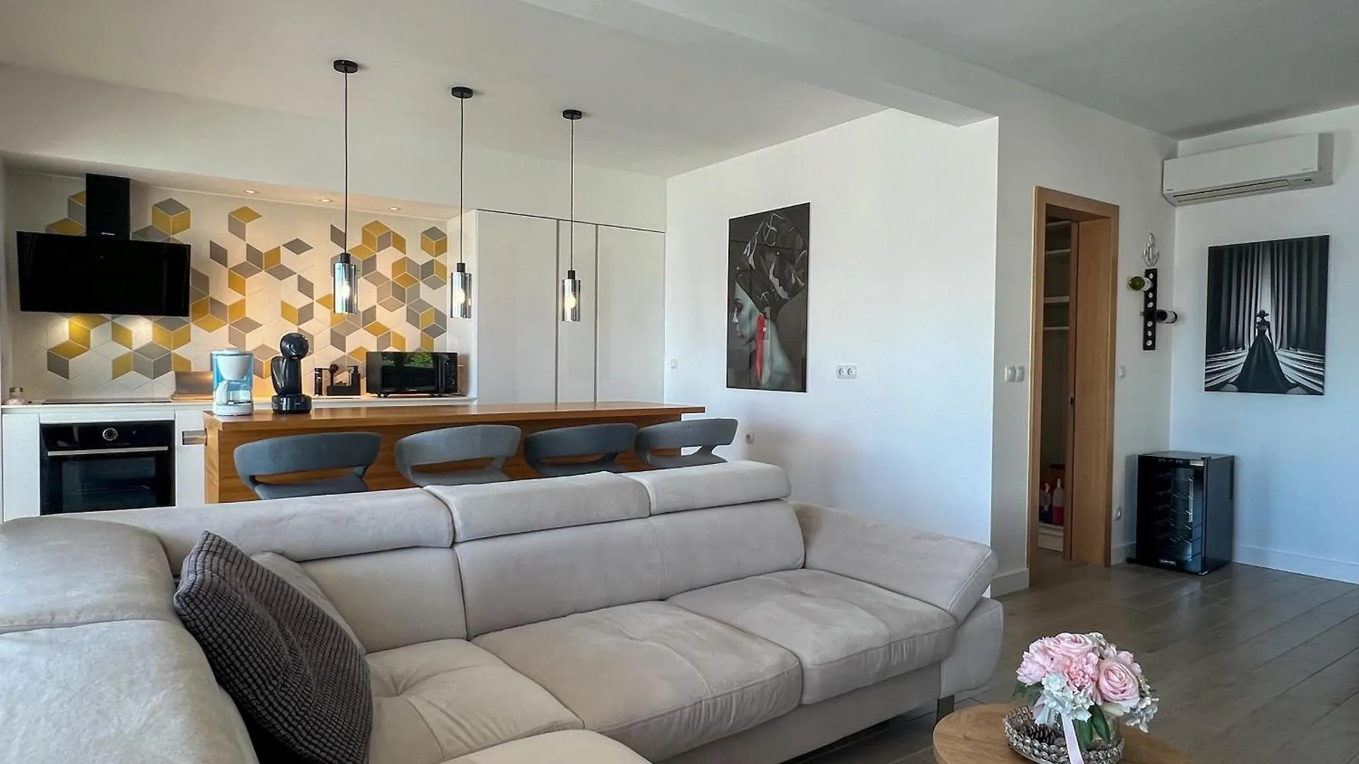 Princess Apartment With Sea View And Private Parking For 2 Cars Dramalj Croatia