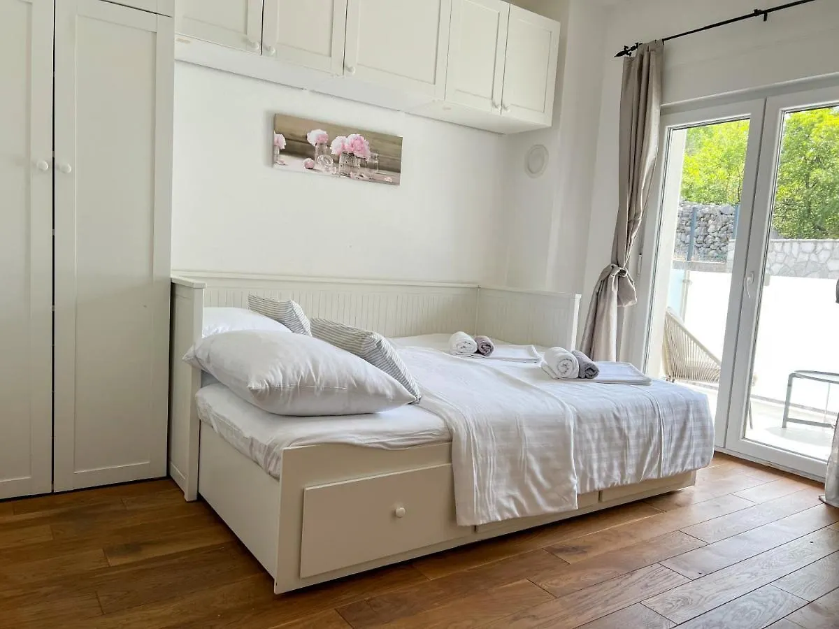 Princess Apartment With Sea View And Private Parking For 2 Cars Dramalj Croatia